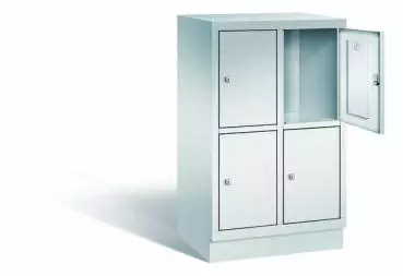 Lichtgrauer Fächerschrank mit zwei Abteilen, vier Türen und vier Fächern, ideal zur Aufbewahrung von Gegenständen. Steht vor einem weißen Hintergrund.
