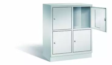 Lichtgrauer Fächerschrank mit zwei Abteilen, vier Türen und vier Fächern, ideal zur Aufbewahrung von Gegenständen. Steht vor einem weißen Hintergrund.