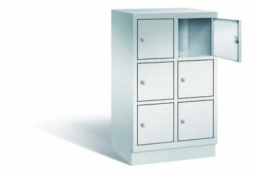 Lichtgrauer Fächerschrank mit zwei Abteilen, sechs Türen und sechs Fächern, ideal zur Aufbewahrung von Gegenständen. Steht vor einem weißen Hintergrund.