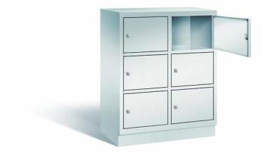 Lichtgrauer Fächerschrank mit zwei Abteilen, sechs Türen und sechs Fächern, ideal zur Aufbewahrung von Gegenständen. Steht vor einem weißen Hintergrund.