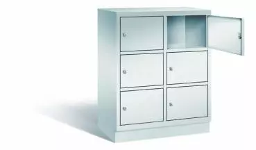 Lichtgrauer Fächerschrank mit zwei Abteilen, sechs Türen und sechs Fächern, ideal zur Aufbewahrung von Gegenständen. Steht vor einem weißen Hintergrund.