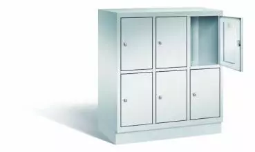Lichtgrauer Fächerschrank mit drei Abteilen, sechs Türen und sechs Fächern, ideal zur Aufbewahrung von Gegenständen. Steht vor einem weißen Hintergrund.