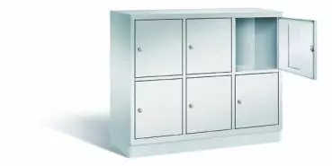 Lichtgrauer Fächerschrank mit drei Abteilen, sechs Türen und sechs Fächern, ideal zur Aufbewahrung von Gegenständen. Steht vor einem weißen Hintergrund.