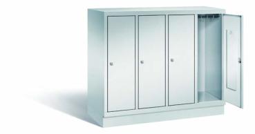 Lichtgrauer Fächerschrank mit vier Abteilen, vier Türen und vier Fächern. Integrierte Kleiderstange mit Kleiderhaken im Spind für praktische Aufbewahrung. Ideal zur Lagerung von Kleidung und anderen Gegenständen. Steht vor einem weißen Hintergrund.