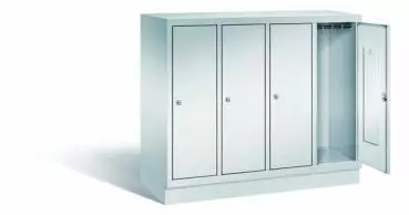Lichtgrauer Fächerschrank mit vier Abteilen, vier Türen und vier Fächern. Integrierte Kleiderstange mit Kleiderhaken im Spind für praktische Aufbewahrung. Ideal zur Lagerung von Kleidung und anderen Gegenständen. Steht vor einem weißen Hintergrund.