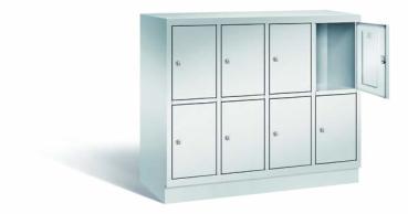 Lichtgrauer Fächerschrank mit vier Abteilen, acht Türen und acht Fächern, ideal zur Aufbewahrung von Gegenständen. Steht vor einem weißen Hintergrund.