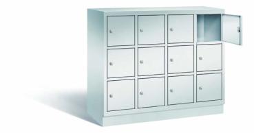 Lichtgrauer Fächerschrank mit vier Abteilen, zwölf Türen und zwölf Fächern, ideal zur Aufbewahrung von Gegenständen. Steht vor einem weißen Hintergrund.