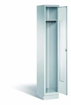 Lichtgrauer Fächerschrank mit einem Abteil, einer Tür und einem Fach. Darunter eine integrierte Kleiderstange mit Kleiderhaken für praktische Aufbewahrung. Ideal zur Lagerung von Kleidung und anderen Gegenständen. Steht vor einem weißen Hintergrund.
