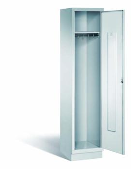 Lichtgrauer Fächerschrank mit einem Abteil, einer Tür und einem Fach. Darunter eine integrierte Kleiderstange mit Kleiderhaken für praktische Aufbewahrung. Ideal zur Lagerung von Kleidung und anderen Gegenständen. Steht vor einem weißen Hintergrund.