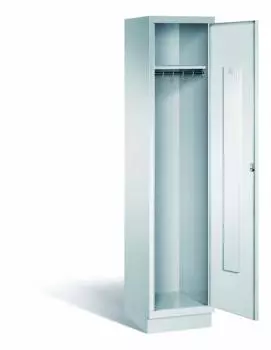 Lichtgrauer Fächerschrank mit einem Abteil, einer Tür und einem Fach. Darunter eine integrierte Kleiderstange mit Kleiderhaken für praktische Aufbewahrung. Ideal zur Lagerung von Kleidung und anderen Gegenständen. Steht vor einem weißen Hintergrund.