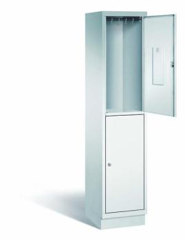 Lichtgrauer Fächerschrank mit einem Abteil, zwei Türen und zwei Fächern. Integrierte Kleiderstange mit Kleiderhaken im Spind für praktische Aufbewahrung. Ideal zur Lagerung von Kleidung und anderen Gegenständen. Steht vor einem weißen Hintergrund.