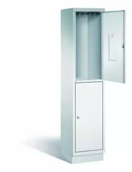 Lichtgrauer Fächerschrank mit einem Abteil, zwei Türen und zwei Fächern. Integrierte Kleiderstange mit Kleiderhaken im Spind für praktische Aufbewahrung. Ideal zur Lagerung von Kleidung und anderen Gegenständen. Steht vor einem weißen Hintergrund.