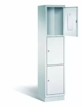 Lichtgrauer Fächerschrank mit einem Abteil, drei Türen und drei Fächern, ideal zur Aufbewahrung von Gegenständen. Steht vor einem weißen Hintergrund.