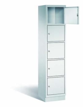Ein lichtgrauer Fächerschrank mit einem Abteil, fünf Türen und fünf Fächern, ideal zur Aufbewahrung von Gegenständen. Die oberste der fünf Türen steht offen und er steht vor einem weißen Hintergrund