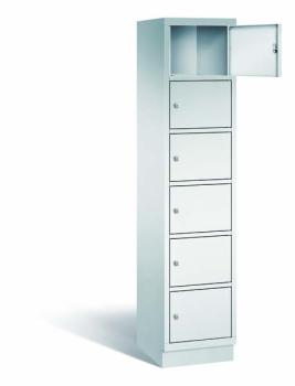 Ein lichtgrauer Fächerschrank mit einem Abteil, sechs Türen und sechs Fächern, ideal zur Aufbewahrung von Gegenständen. Die oberste der sechs Türen steht offen und er steht vor einem weißen Hintergrund.