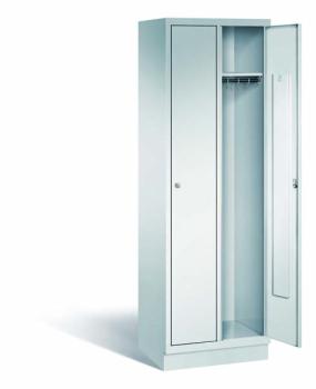 Ein lichtgrauer Fächerschrank mit zwei Abteilen, zwei Türen und zwei Fächern. Integrierte Kleiderstangen mit Kleiderhaken im Spind für praktische Aufbewahrung. Ideal zur Lagerung von Kleidung und anderen Gegenständen. Steht vor einem weißen Hintergrund.