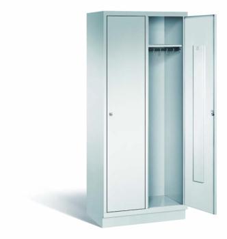 Ein lichtgrauer Fächerschrank mit zwei Abteilen, zwei Türen und zwei Fächern. Integrierte Kleiderstangen mit Kleiderhaken im Spind für praktische Aufbewahrung. Ideal zur Lagerung von Kleidung und anderen Gegenständen. Steht vor einem weißen Hintergrund.