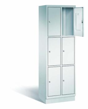 Ein lichtgrauer Fächerschrank mit zwei Abteilen, sechs Türen und sechs Fächern, ideal zur Aufbewahrung von Gegenständen. Die obere rechte Tür ist geöffnet, während der Schrank vor einem weißen Hintergrund steht.