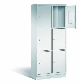 Ein lichtgrauer Fächerschrank mit zwei Abteilen, sechs Türen und sechs Fächern, ideal zur Aufbewahrung von Gegenständen. Die obere rechte Tür ist geöffnet, während der Schrank vor einem weißen Hintergrund steht.