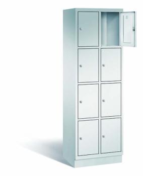 Ein lichtgrauer Fächerschrank mit zwei Abteilen, acht Türen und acht Fächern, ideal zur Aufbewahrung von Gegenständen. Die obere rechte Tür ist geöffnet, während der Schrank vor einem weißen Hintergrund steht.