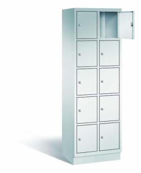 Ein lichtgrauer Fächerschrank mit zwei Abteilen, zehn Türen und zehn Fächern, ideal zur Aufbewahrung von Gegenständen. Die obere rechte Tür ist geöffnet, während der Schrank vor einem weißen Hintergrund steht.