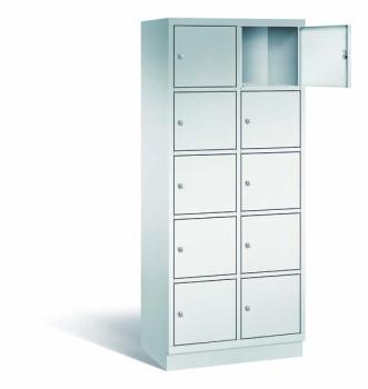 Ein lichtgrauer Fächerschrank mit zwei Abteilen, zehn Türen und zehn Fächern, ideal zur Aufbewahrung von Gegenständen. Die obere rechte Tür ist geöffnet, während der Schrank vor einem weißen Hintergrund steht.