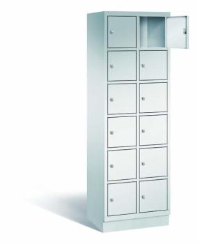Ein lichtgrauer Fächerschrank mit zwei Abteilen, zwölf Türen und zwölf Fächern, ideal zur Aufbewahrung von Gegenständen. Die obere rechte Tür ist geöffnet, während der Schrank vor einem weißen Hintergrund steht.