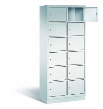 Ein lichtgrauer Fächerschrank mit zwei Abteilen, zwölf Türen und zwölf Fächern, ideal zur Aufbewahrung von Gegenständen. Die obere rechte Tür ist geöffnet, während der Schrank vor einem weißen Hintergrund steht.