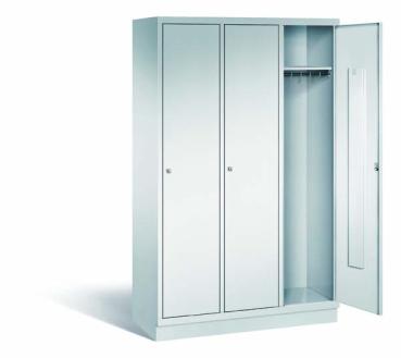 Lichtgrauer Fächerschrank mit drei Abteilen, drei Türen und drei Fächern. Darunter integrierte Kleiderstangen mit Kleiderhaken für praktische Aufbewahrung. Ideal zur Lagerung von Kleidung und anderen Gegenständen. Steht vor einem weißen Hintergrund.