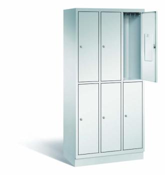 Ein lichtgrauer Fächerschrank mit drei Abteilen, sechs Türen und sechs Fächern. Integrierte Kleiderstangen mit Kleiderhaken im Spind für praktische Aufbewahrung. Ideal zur Lagerung von Kleidung und anderen Gegenständen. Steht vor einem weißen Hintergrund.