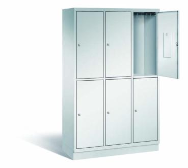 Ein lichtgrauer Fächerschrank mit drei Abteilen, sechs Türen und sechs Fächern. Integrierte Kleiderstangen mit Kleiderhaken im Spind für praktische Aufbewahrung. Ideal zur Lagerung von Kleidung und anderen Gegenständen. Steht vor einem weißen Hintergrund.