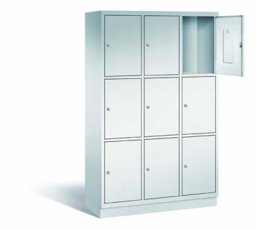 Ein lichtgrauer Fächerschrank mit drei Abteilen, neun Türen und neun Fächern, ideal zur Aufbewahrung von Gegenständen. Die obere rechte Tür ist geöffnet, während der Schrank vor einem weißen Hintergrund steht.