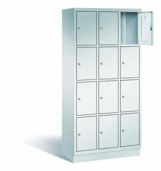Ein lichtgrauer Fächerschrank mit drei Abteilen, zwölf Türen und zwölf Fächern, ideal zur Aufbewahrung von Gegenständen. Die obere rechte Tür ist geöffnet, während der Schrank vor einem weißen Hintergrund steht.