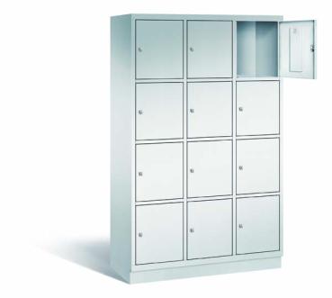 Ein lichtgrauer Fächerschrank mit drei Abteilen, zwölf Türen und zwölf Fächern, ideal zur Aufbewahrung von Gegenständen. Die obere rechte Tür ist geöffnet, während der Schrank vor einem weißen Hintergrund steht.
