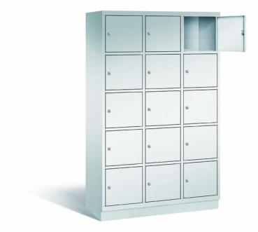 Ein lichtgrauer Fächerschrank mit drei Abteilen, 15 Türen und 15 Fächern, ideal zur Aufbewahrung von Gegenständen. Die obere rechte Tür ist geöffnet, während der Schrank vor einem weißen Hintergrund steht.