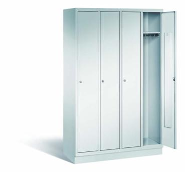Lichtgrauer Fächerschrank mit vier Abteilen, vier Türen und vier Fächern. Darunter integrierte Kleiderstangen mit Kleiderhaken für praktische Aufbewahrung. Ideal zur Lagerung von Kleidung und anderen Gegenständen. Steht vor einem weißen Hintergrund.