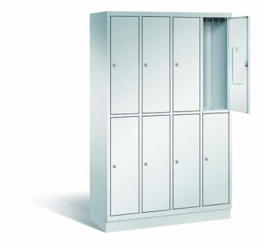 Ein lichtgrauer Fächerschrank mit vier Abteilen, acht Türen und acht Fächern. Integrierte Kleiderstangen mit Kleiderhaken im Spind für praktische Aufbewahrung. Ideal zur Lagerung von Kleidung und anderen Gegenständen. Steht vor einem weißen Hintergrund.