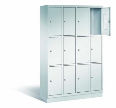 Ein lichtgrauer Fächerschrank mit vier Abteilen, zwölf Türen und zwölf Fächern, ideal zur Aufbewahrung von Gegenständen. Die obere rechte Tür ist geöffnet, während der Schrank vor einem weißen Hintergrund steht.