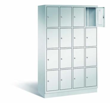 Ein lichtgrauer Fächerschrank mit vier Abteilen, 16 Türen und 16 Fächern, ideal zur Aufbewahrung von Gegenständen. Die obere rechte Tür ist geöffnet, während der Schrank vor einem weißen Hintergrund steht.