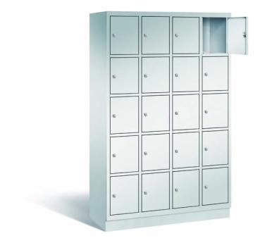 Ein lichtgrauer Fächerschrank mit vier Abteilen, 20 Türen und 20 Fächern, ideal zur Aufbewahrung von Gegenständen. Die obere rechte Tür ist geöffnet, während der Schrank vor einem weißen Hintergrund steht.