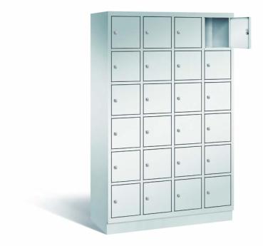 Ein lichtgrauer Fächerschrank mit vier Abteilen, 24 Türen und 24 Fächern, ideal zur Aufbewahrung von Gegenständen. Die obere rechte Tür ist geöffnet, während der Schrank vor einem weißen Hintergrund steht.