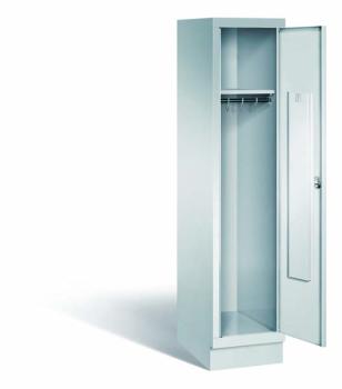 Lichtgrauer Fächerschrank mit einem Abteil, einer Tür und einem Fach. Darunter eine integrierte Kleiderstange mit Kleiderhaken für praktische Aufbewahrung. Ideal zur Lagerung von Kleidung und anderen Gegenständen. Steht vor einem weißen Hintergrund.