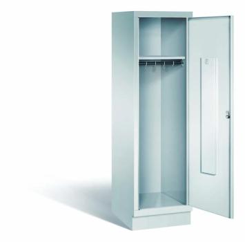 Lichtgrauer Fächerschrank mit einem Abteil, einer Tür und einem Fach. Darunter eine integrierte Kleiderstange mit Kleiderhaken für praktische Aufbewahrung. Ideal zur Lagerung von Kleidung und anderen Gegenständen. Steht vor einem weißen Hintergrund.