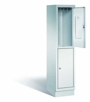 Ein lichtgrauer Fächerschrank mit einem Abteil, zwei Türen und zwei Fächern. Integrierte Kleiderstangen mit Kleiderhaken im Spind für praktische Aufbewahrung. Ideal zur Lagerung von Kleidung und anderen Gegenständen. Steht vor einem weißen Hintergrund.