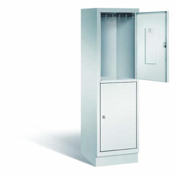 Ein lichtgrauer Fächerschrank mit einem Abteil, zwei Türen und zwei Fächern. Integrierte Kleiderstangen mit Kleiderhaken im Spind für praktische Aufbewahrung. Ideal zur Lagerung von Kleidung und anderen Gegenständen. Steht vor einem weißen Hintergrund.