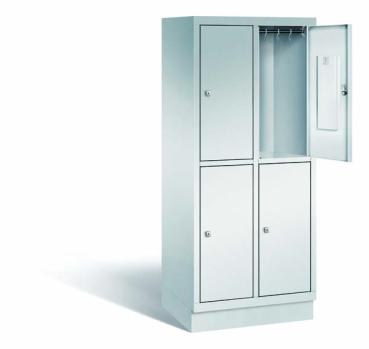 Ein lichtgrauer Fächerschrank mit zwei Abteilen, vier Türen und vier Fächern. Integrierte Kleiderstangen mit Kleiderhaken im Spind für praktische Aufbewahrung. Ideal zur Lagerung von Kleidung und anderen Gegenständen. Steht vor einem weißen Hintergrund.