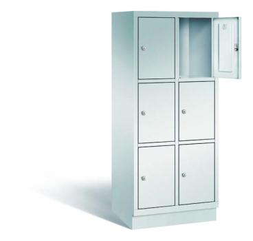 Ein lichtgrauer Fächerschrank mit zwei Abteilen, sechs Türen und sechs Fächern, ideal zur Aufbewahrung von Gegenständen. Die obere rechte Tür ist geöffnet, während der Schrank vor einem weißen Hintergrund steht.
