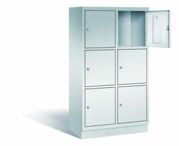 Ein lichtgrauer Fächerschrank mit zwei Abteilen, sechs Türen und sechs Fächern, ideal zur Aufbewahrung von Gegenständen. Die obere rechte Tür ist geöffnet, während der Schrank vor einem weißen Hintergrund steht.