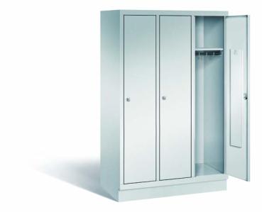 Lichtgrauer Fächerschrank mit drei Abteilen, drei Türen und drei Fächern. Darunter integrierte Kleiderstangen mit Kleiderhaken für praktische Aufbewahrung. Ideal zur Lagerung von Kleidung und anderen Gegenständen. Steht vor einem weißen Hintergrund.