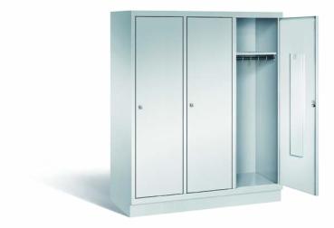 Lichtgrauer Fächerschrank mit drei Abteilen, drei Türen und drei Fächern. Darunter integrierte Kleiderstangen mit Kleiderhaken für praktische Aufbewahrung. Ideal zur Lagerung von Kleidung und anderen Gegenständen. Steht vor einem weißen Hintergrund.